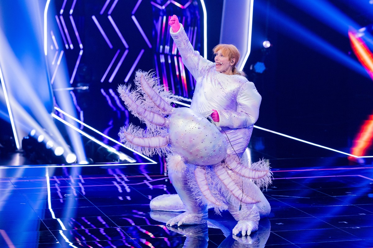 13.11.2021, Nordrhein-Westfalen, K�ln: Andrea Sawatzki, Schauspielerin, steht als enttarnte Figur "Das Axolotl" in der Prosieben-Show "The Masked Singer" auf der B�hne. Foto: Rolf ...