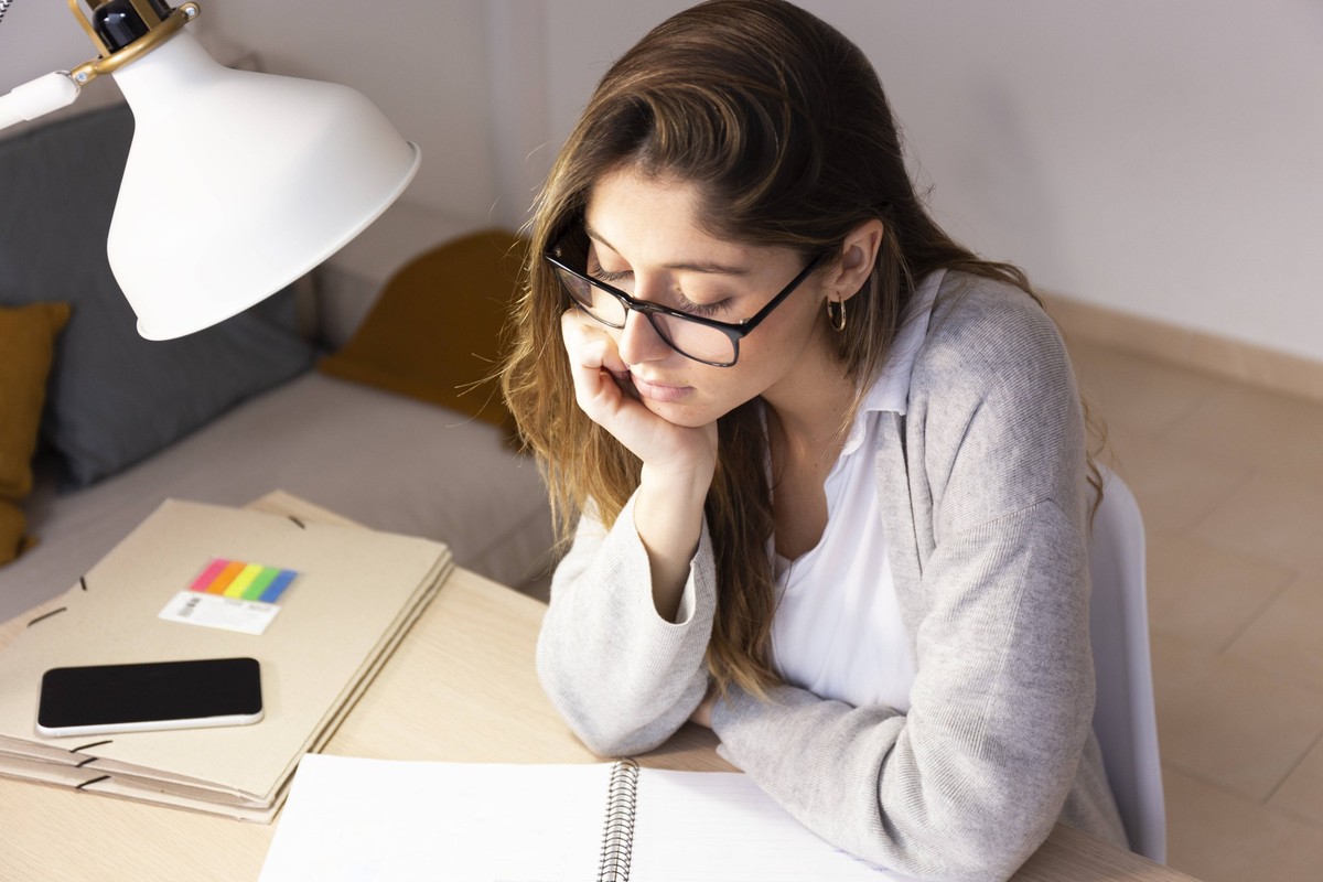 Young woman with book studying at home model released, Symbolfoto property released, JPTF01185