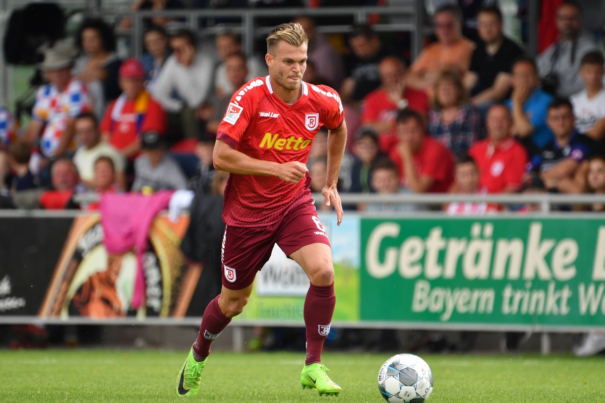 Benedikt SALLER (R), Aktion,Einzelaktion, Einzelbild,Freisteller, Ganzkoerperaufnahme,ganze Figur. 1.FSV Mainz 05-SSV Jahn Regensburg 1-2 am 21.07.2019 im Sportpark Heimstetten. Testspiel, DFL REGULAT ...