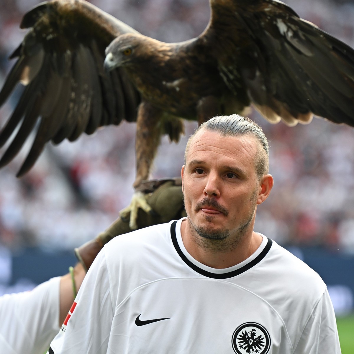 31.08.2022, Hessen, Frankfurt/Main: Eintracht-Maskottchen Steinadler