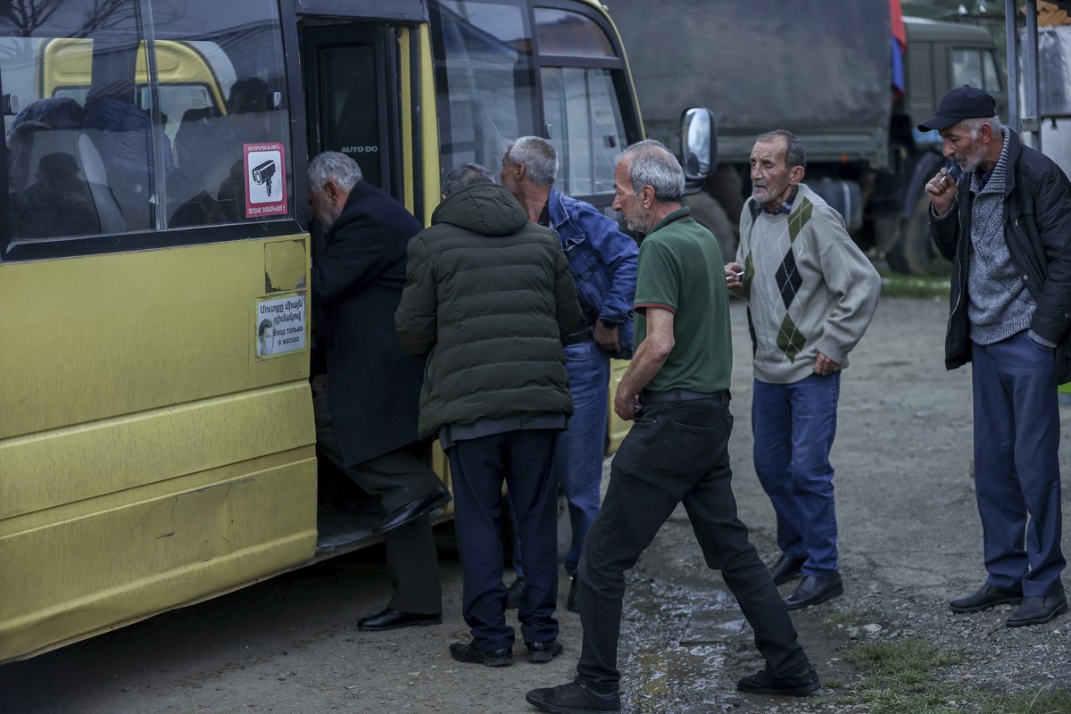 01.10.2023, Aserbaidschan, Lissagorsk: Ethnisch-armenische Männer steigen in einen Bus nach Goris in Armenien ein. Nach der Rückeroberung der Südkaukasusregion Berg-Karabach durch Aserbaidschan hat na ...