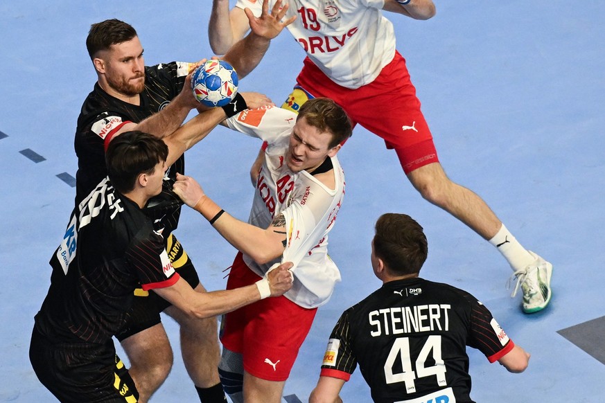 dpatopbilder - 26.01.2024, Nordrhein-Westfalen, Köln: Handball: EM, Dänemark - Deutschland, Finalrunde, Halbfinale, Lanxess Arena. Dänemarks Simon Pytlick (M) wird von der deutschen Deckung attackiert ...