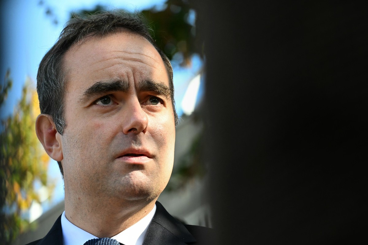 11.10.2025, Frankreich, L&#039;Hay-les-Roses: Der wiederernannte französische Ministerprsident Sebastien Lecornu schaut zu, als er eine Polizeistation außerhalb von Paris besucht. Foto: Martin Lelievr ...
