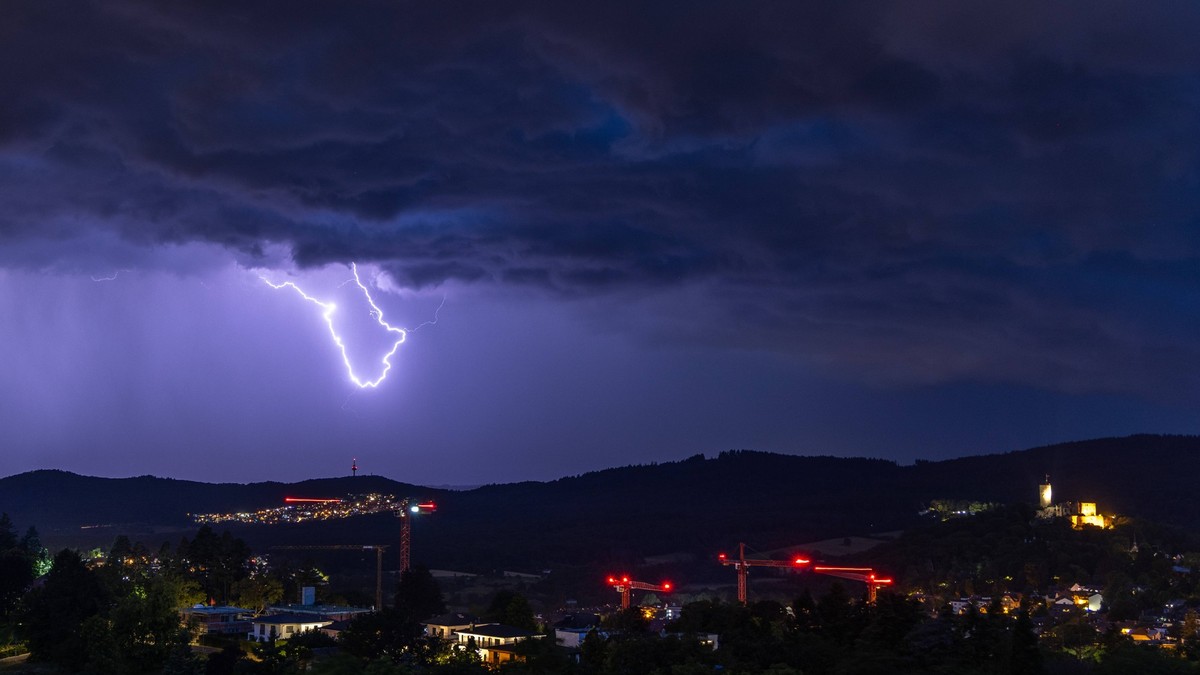 Gewitter in Hessen Eine Gewitterfront zieht am sp