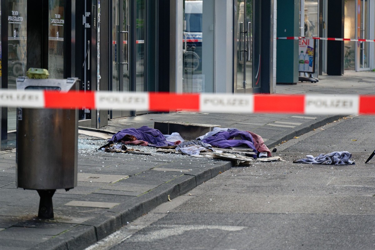 18.09.2024, Nordrhein-Westfalen, Köln: Scherben und Kleidungstücke liegen vor einem Geschäft in der Ehrenstraße in Köln. Am frühen Mittwochmorgen hatte es in der Kölner Innenstadt erneut eine Explosio ...