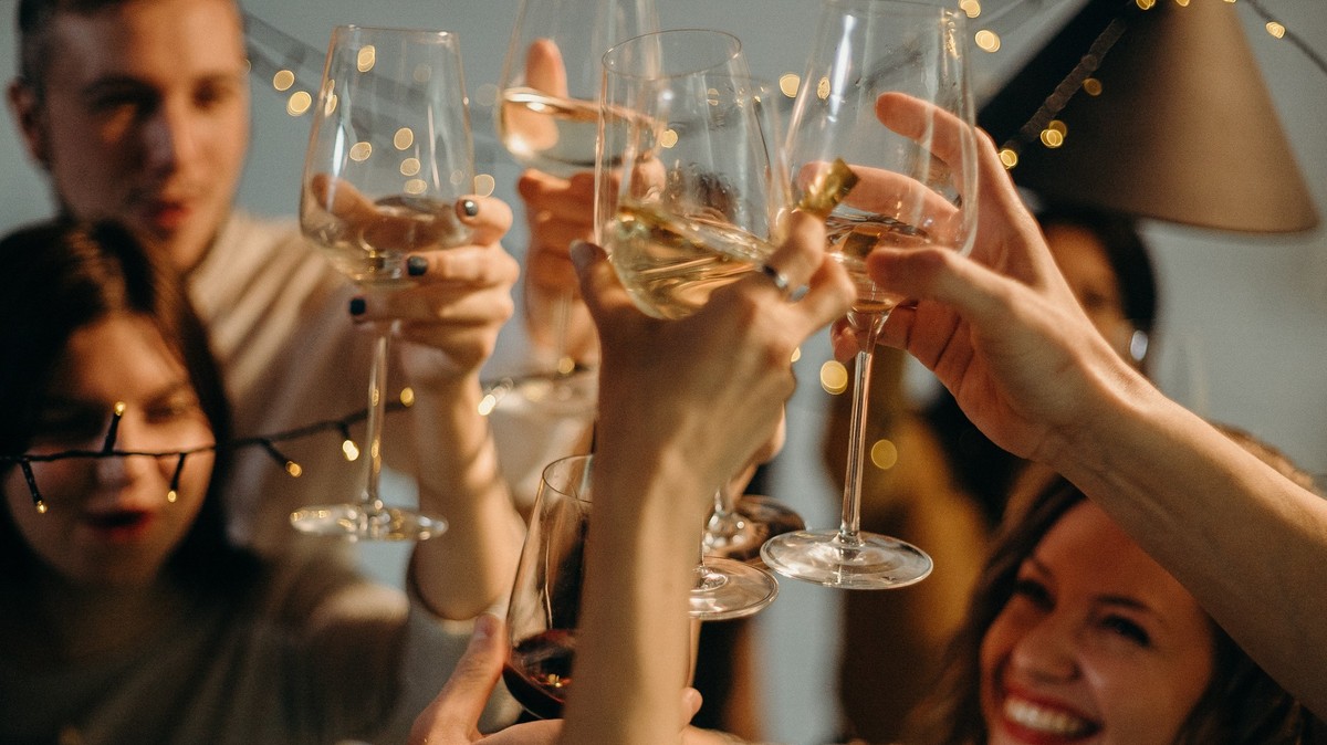 Um zu sparen, lieber gleich die ganze Flasche Sekt bestellen.