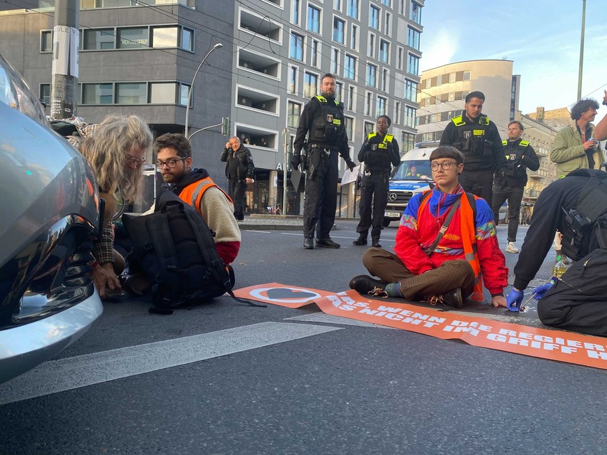 Protestaktion von Klimaaktivist:innen an der Berliner Torstraße.