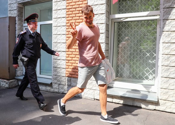 News Bilder des Tages MOSCOW, RUSSIA - JULY 25, 2018: A member of the feminist protest group Pussy Riot, Pyotr Verzilov (R), arrives for a hearing at Moscow s magistrate court No 364. Four members of  ...