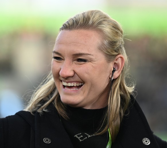ARCHIV - 23.03.2024, Niedersachsen, Wolfsburg: Fußball, Frauen: Bundesliga, VfL Wolfsburg - Bayern München, 17. Spieltag, Volkswagen-Arena. Wolfsburgs Alexandra Popp lacht vor dem Spiel im Stadion. Bu ...