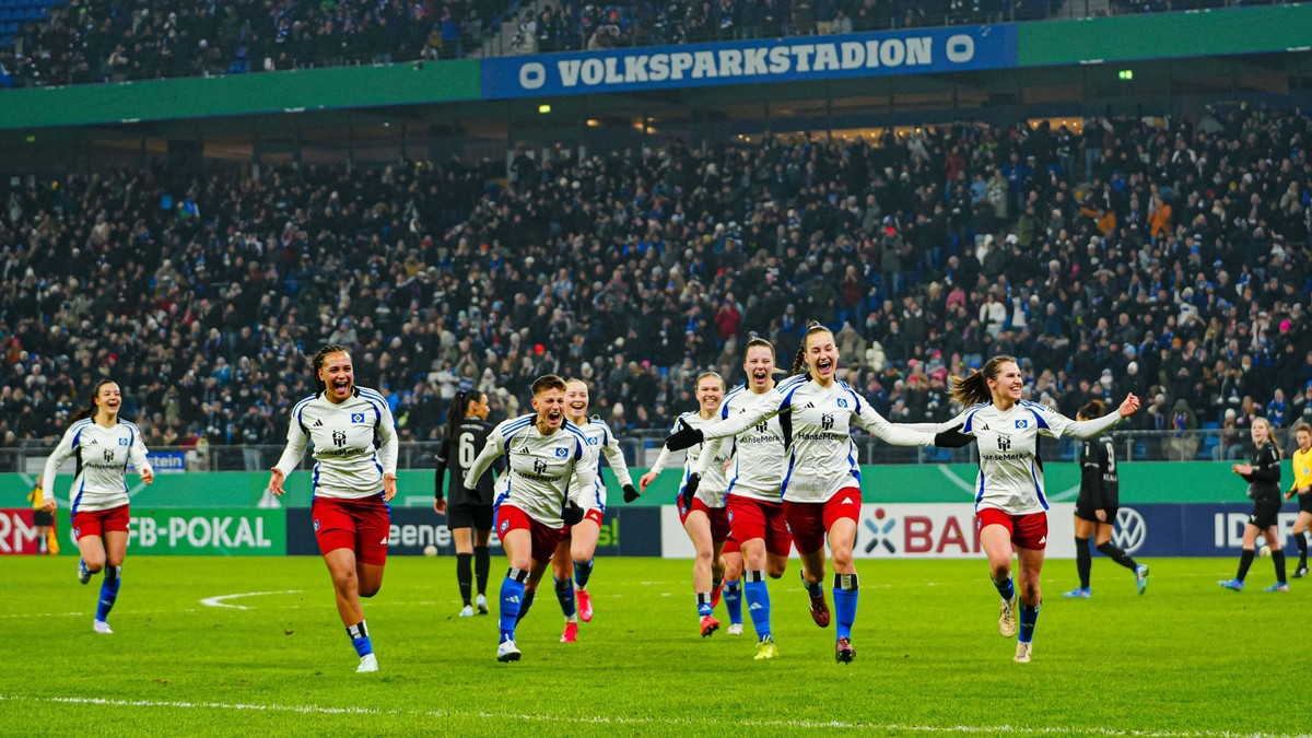 Torjubel Hamburger SV nach Tor zum 1:0 per Kopfball Emilia Hirche Hamburger SV, 20 GER, Hamburger SV vs. Borussia Moenchengladbach, Fussball, Frauen, DFB-Pokal, Viertelfinale, Saison 2024/2025, 12.02. ...