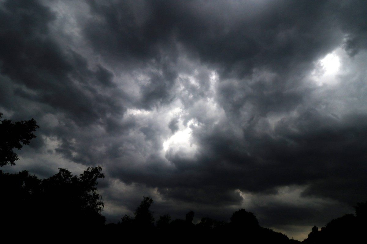 Bevorstehende Sommergewitter in der Stadt Die Stadt Essen mit Eindr�cken vom Eintreffen erster Gewitter mit dunklen Wolken am Nachmittag und m��igen Regenf�llen *** Impending summer thunderstorms in t ...