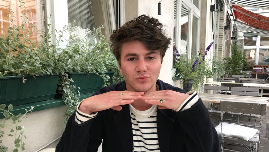 Faber präsentierte beim watson-Interview seine professionellste Instagram-Pose.