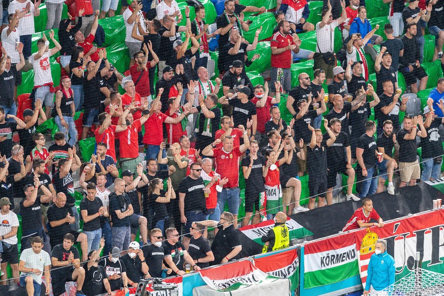 Die Ungarischen Fans halten wenig oder keinen Abstand, GER, Frankreich vs. Deutschland, Fussball, UEFA EURO 2020, Gruppenphase, Gruppe F, Spieltag 1, 15.06.2021 Foto: EIBNER/Sascha Walther