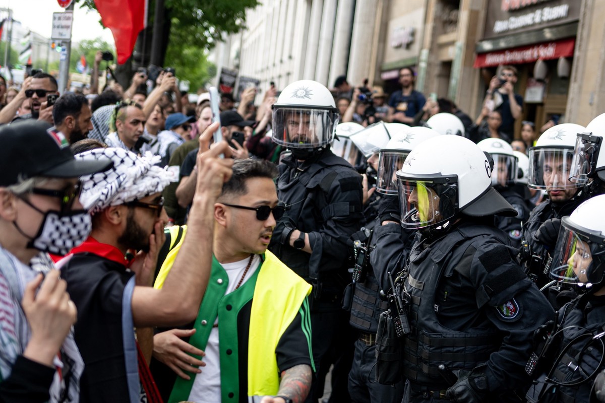 13.04.2024, Berlin: Polizisten stehen am Rande an einer Demonstration nach der Auflösung der «Palästina Konferenz» in Berlin-Mitte. Die Berliner Polizei hat den umstrittenen Kongress, der eigentlich b ...