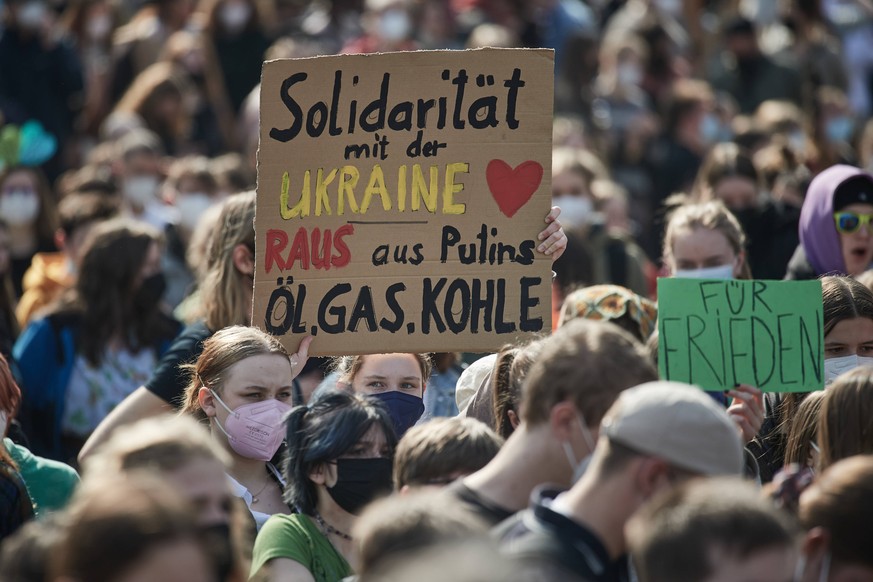 Mehrere Tausend Menschen haben am Freitag 25.03.2022 in Berlin beim Klimastreik der Bewegung Fridays for Future entschiedenere Massnahmen fuer ein Ende der Abhaengigkeit von fossilen Energietraegern a ...