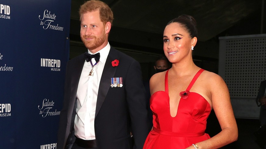 NEW YORK, NEW YORK - NOVEMBER 10: Prince Harry, Duke of Sussex and Meghan, Duchess of Sussex attend the 2021 Salute To Freedom Gala at Intrepid Sea-Air-Space Museum on November 10, 2021 in New York Ci ...