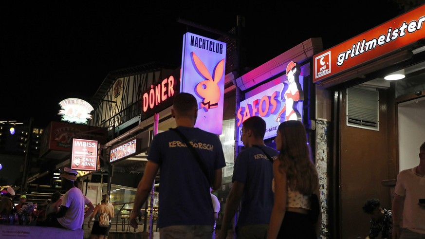 21.07.2022, Spanien, El Arenal: Touristen halten sich auf der Schinkenstra