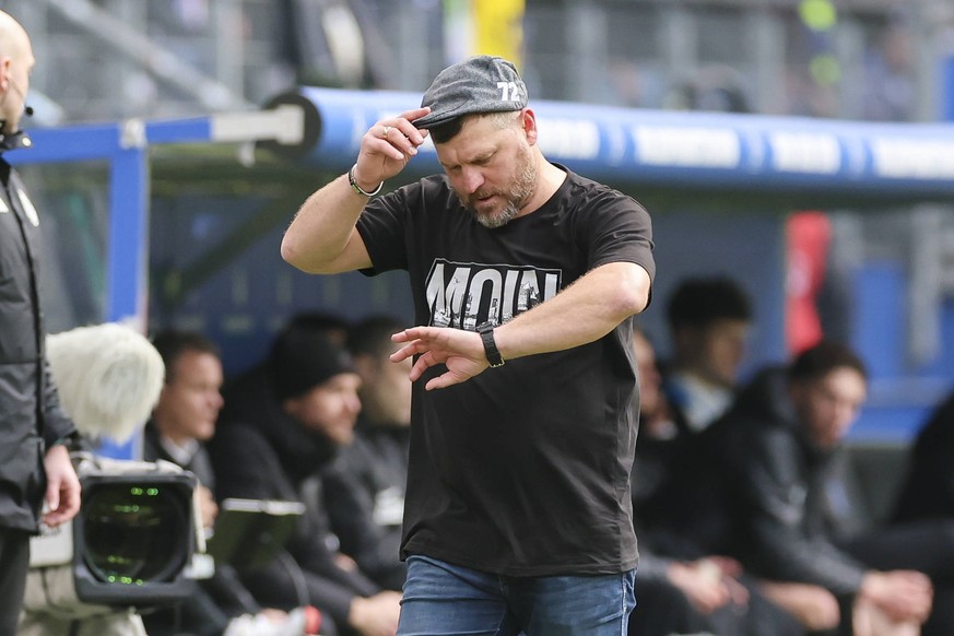 Trainer Steffen Baumgart Hamburger SV schaut auf die Uhr, 2. Bundesliga, Hamburger SV vs SV Elversberg, Volksparkstadion, 25.02.2024, Hamburg, Deutschland. *** Coach Steffen Baumgart Hamburger SV look ...