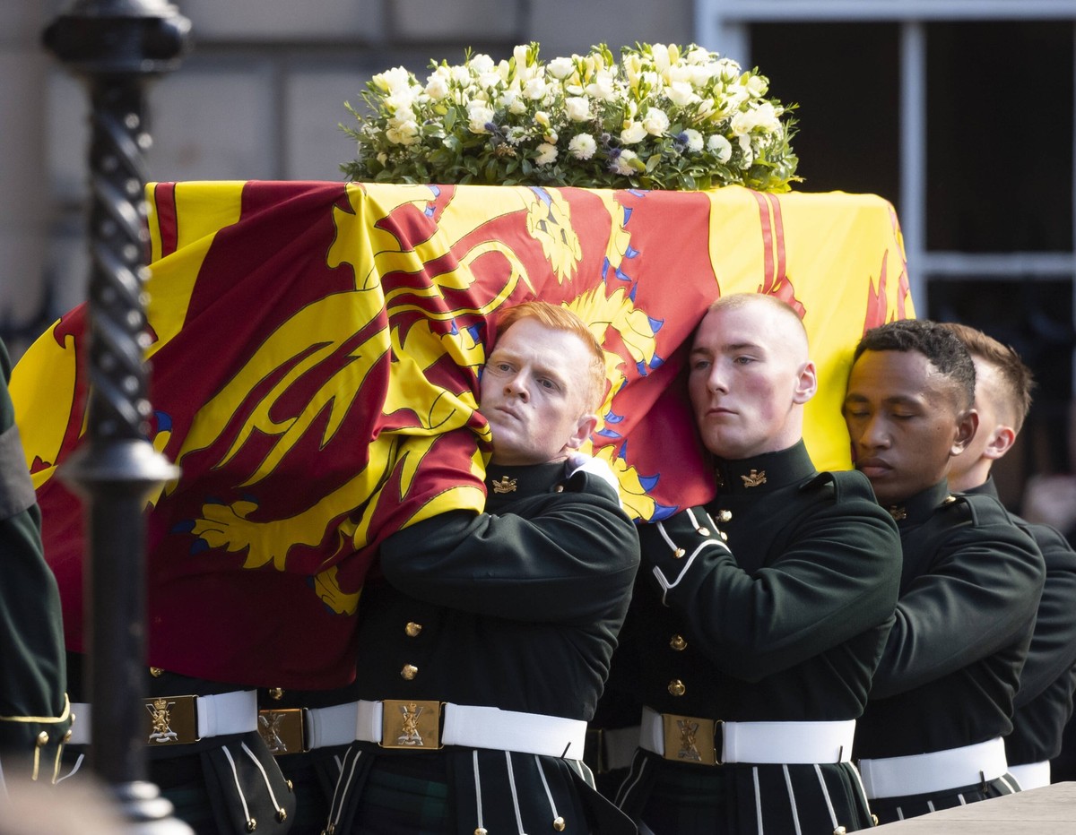 Queen Elizabeth II death Her Majesty The Queens coffin arrives at Saint Giles Cathedral, Edinburgh. Credit: Doug Peters/EMPICS PUBLICATIONxNOTxINxUKxIRL Copyright: xDougxPetersx 68786481
