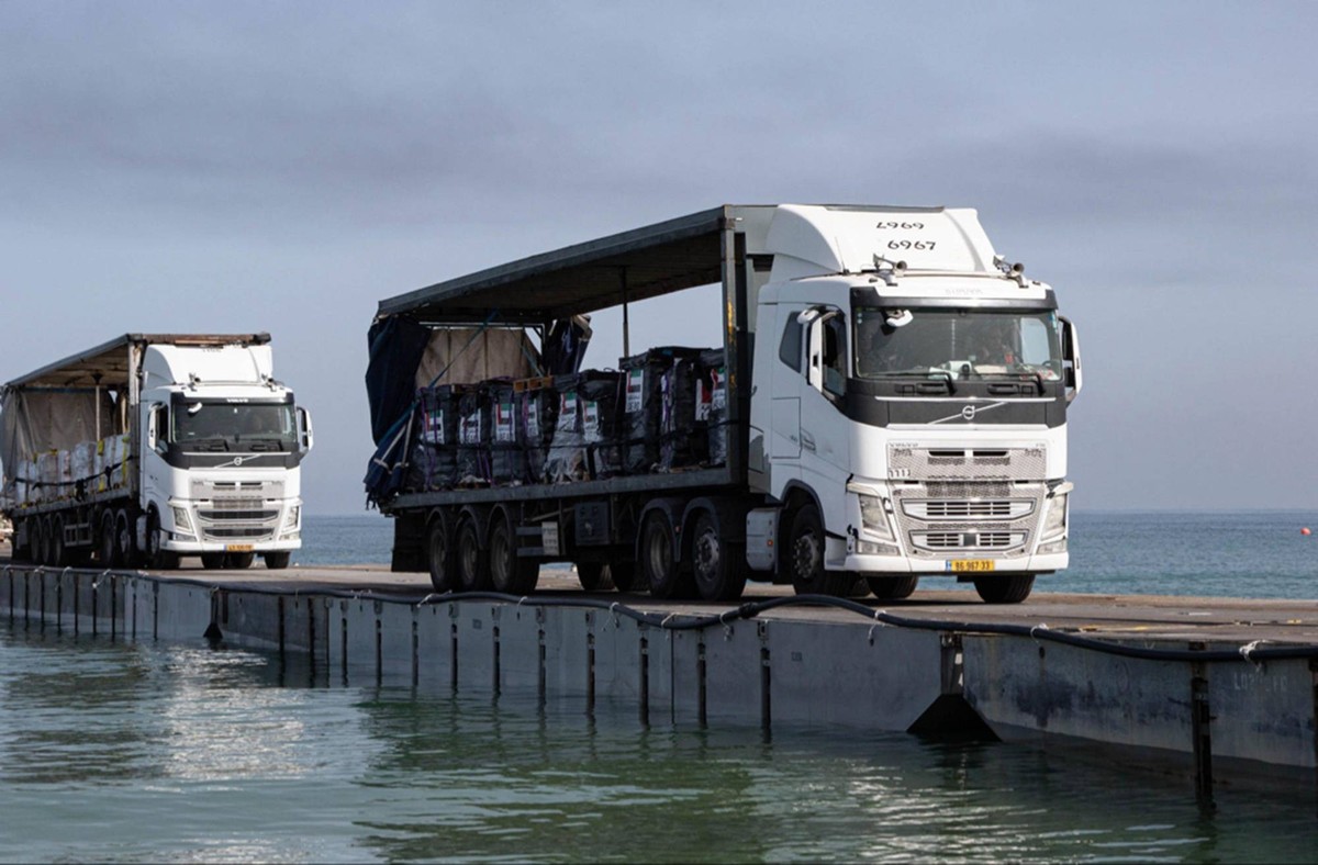 Nahostkonflikt, Erste Hilfslieferungen erreichen provisorischen Hafen vor Gaza May 17, 2024, Gaza, Palestine: A DoD-contracted driver transports humanitarian aid from the United Arab Emirates directly ...