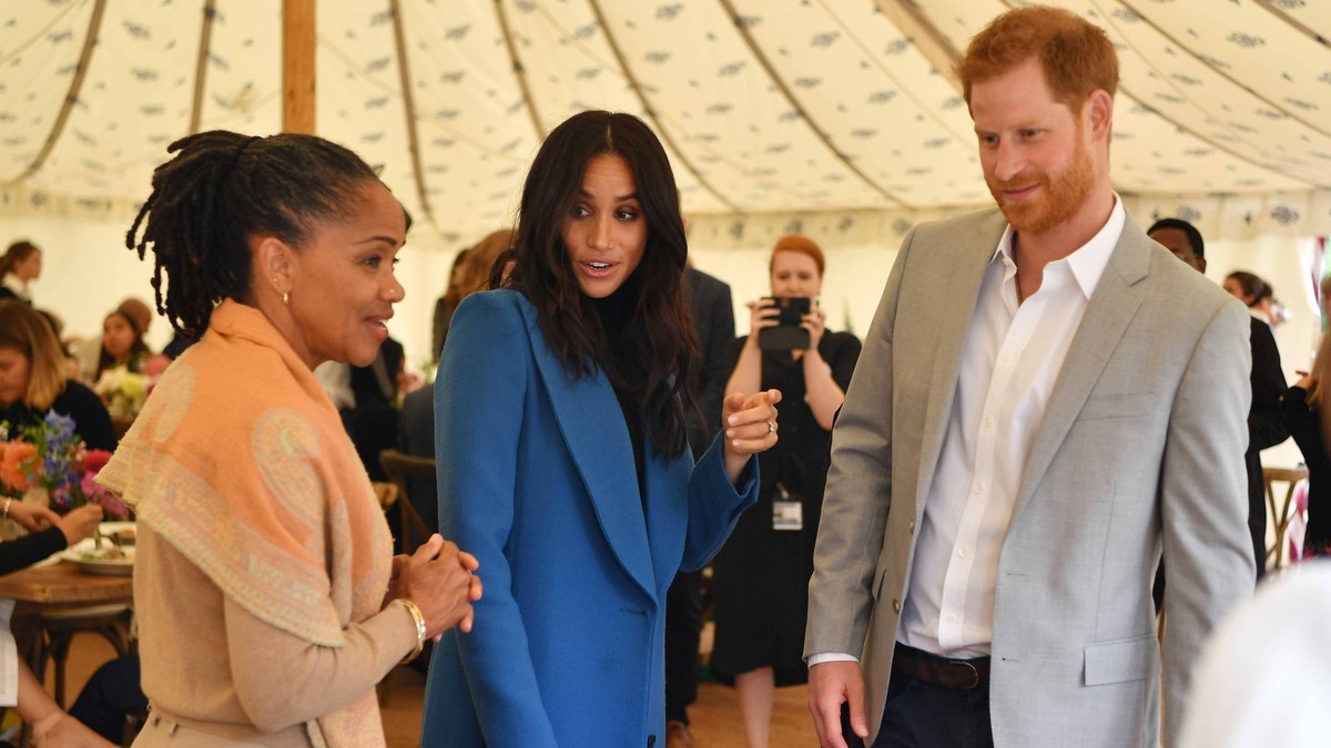 Lancement du livre de cuisine destiné à récolter des fonds écrit par la duchesse Meghan de Sussex, accompagné de sa mère Doria et du prince Harry. PAP09181990 Meghan, Duchess of Sussex (C), her mother ...