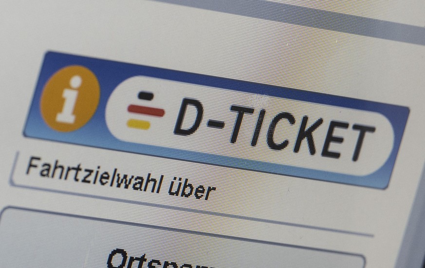 ARCHIV - 03.04.2023, Hessen, Frankfurt/Main: Ein &quot;D-Ticket&quot; wird anlässlich des Verkaufsstarts des Deutschlandtickets im Frankfurter Hauptbahnhof auf dem Display eines Fahrkartenautomaten an ...