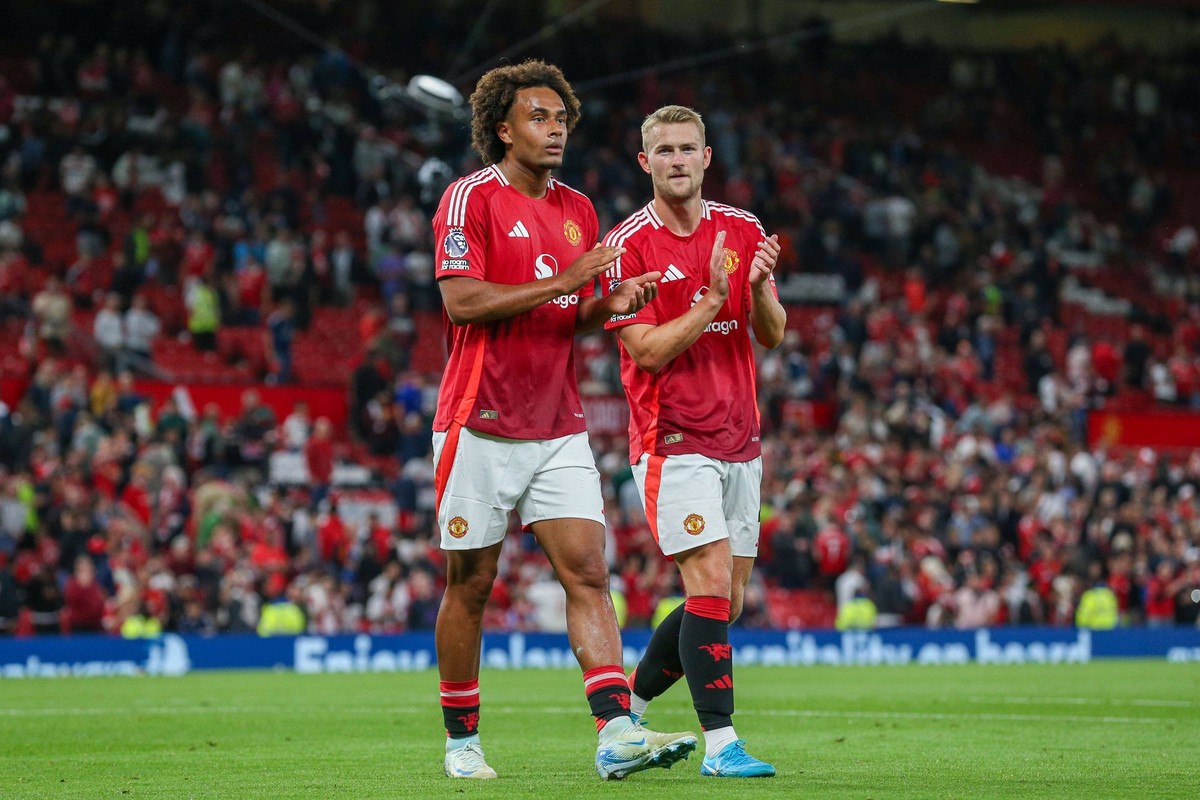 Manchester United, ManU FC v Fulham FC Manchester United forward Joshua Zirkzee 11 and Manchester United defender Matthijs de Ligt 4 applaud fans after winning during the Manchester United FC v Fulham ...