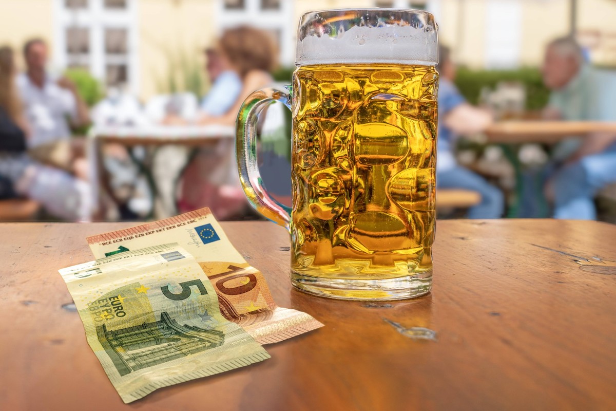 Bierpreis steigt, Mass Bier kostet bis zu 14,90 Euro beim Oktoberfest 2023, Symbolfoto, München, Juni 2023 Deutschland, München, Juni 2023, Symbolfoto Bierpreise steigen, eine Maß Bier wird auf dem Ok ...