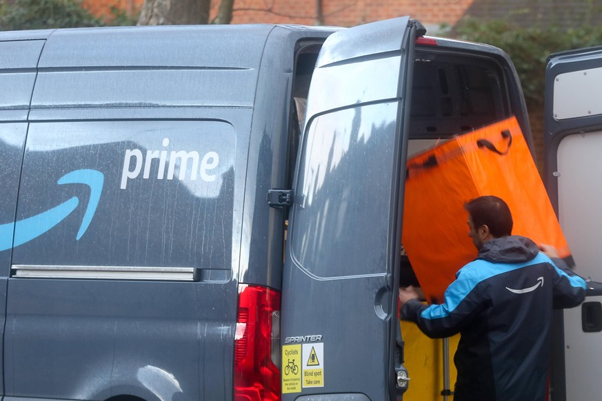 January 3, 2021, London, United Kingdom: A driver of Amazon prime prepares for delivery in London. London United Kingdom - ZUMAs197 20210103_zab_s197_004 Copyright: xDinendraxHariax