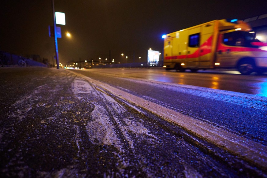 Auf den Straßen in Berlin und Brandenburg hat sich am Donnerstagnachmittag gefährliche Eisglätte gebildet. Die Feuerwehren waren verstärkt im Einsatz. Es kam bereits zu Unfällen.