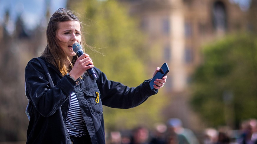 Die deutsche Klimaaktivistin Luisa Neubauer spricht bei einer Protestaktion von Aktivistinnen und Aktivisten von Fridays for Future vor dem Schloss. Der Aufruf zum sogenannten Klimastreik erfolgte als ...