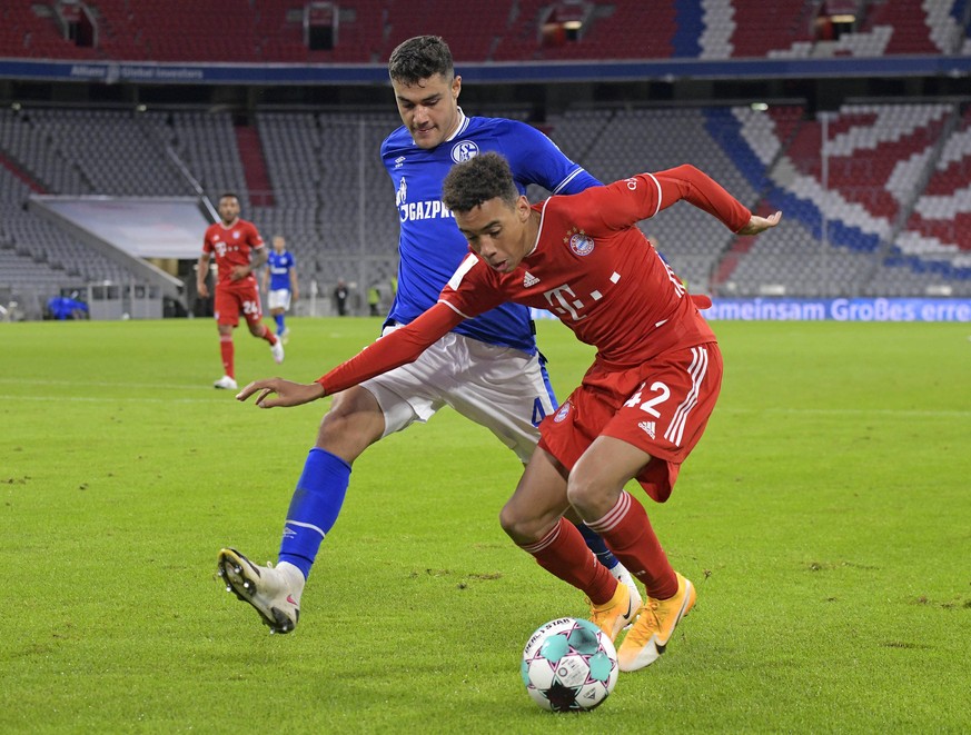 Bayern-Talent Jamal Musiala (r., hier im Duell mit Schalkes Ozan Kabak) wurde beim Bundesliga-Auftaktspiel in der 72. Minute eingewechselt, in der 81. traf er zum 8:0-Endstand.