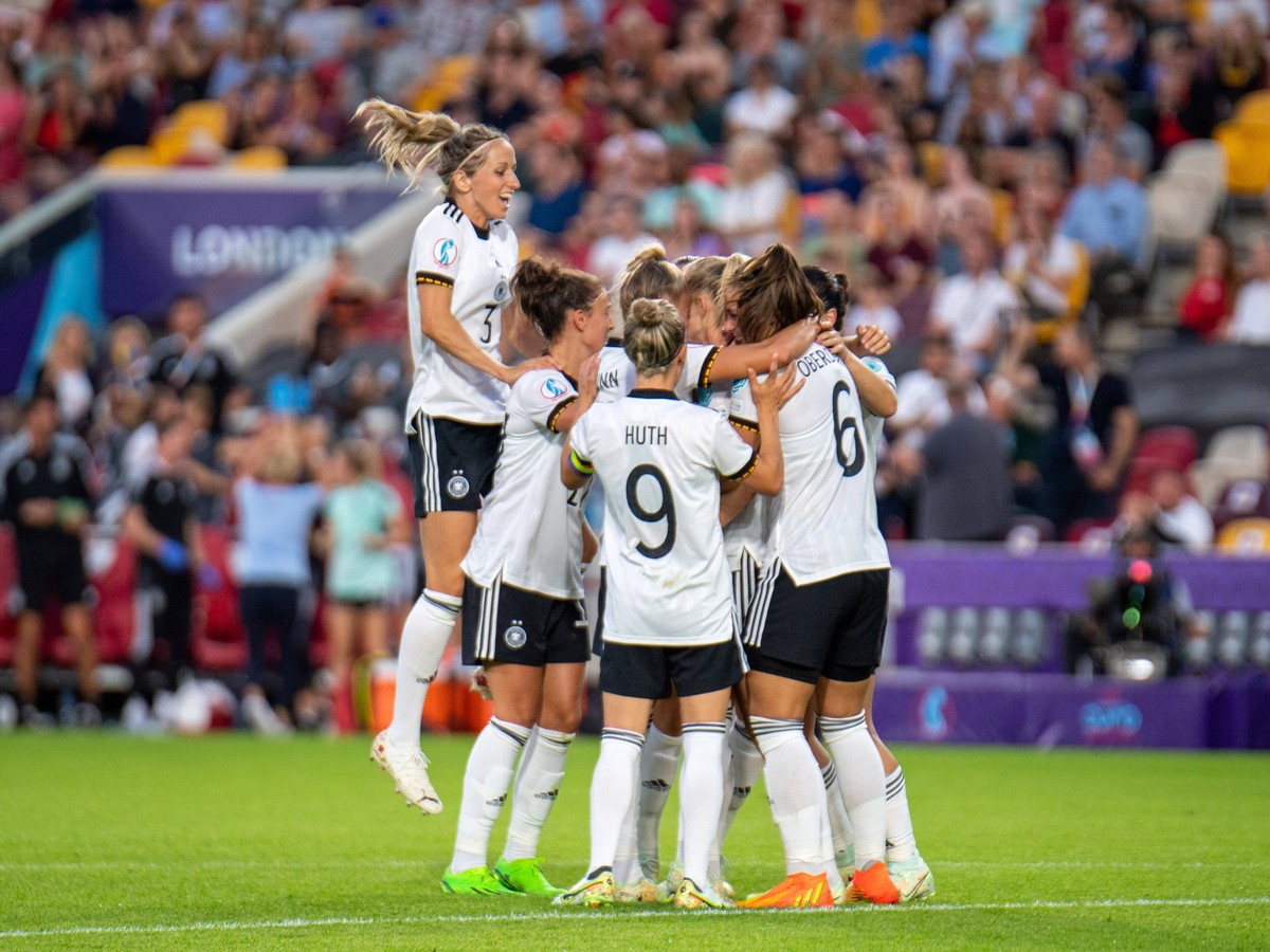 Das DFB-Team freut sich über das zwischenzeitliche 2:0 gegen Dänemark.