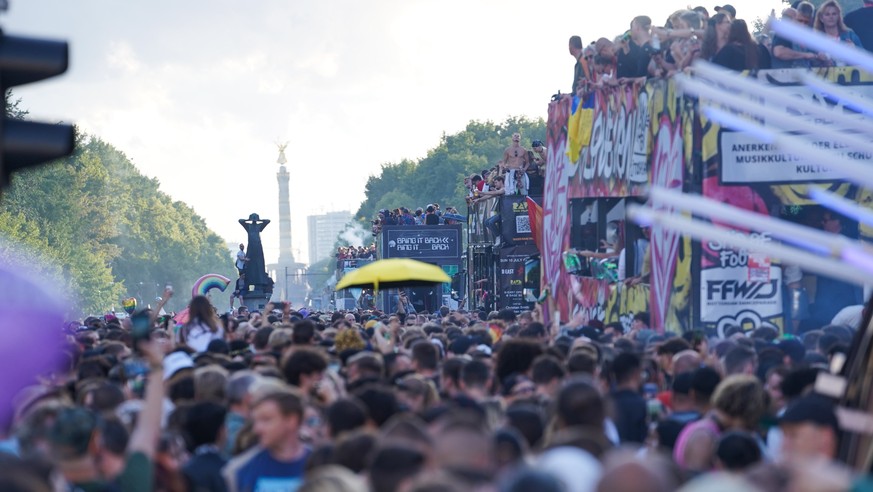 09.07.2022, Berlin: Unter dem Motto &quot;Rave the Planet&quot; zieht eine Parade aus Technofans tanzend auf der Stra