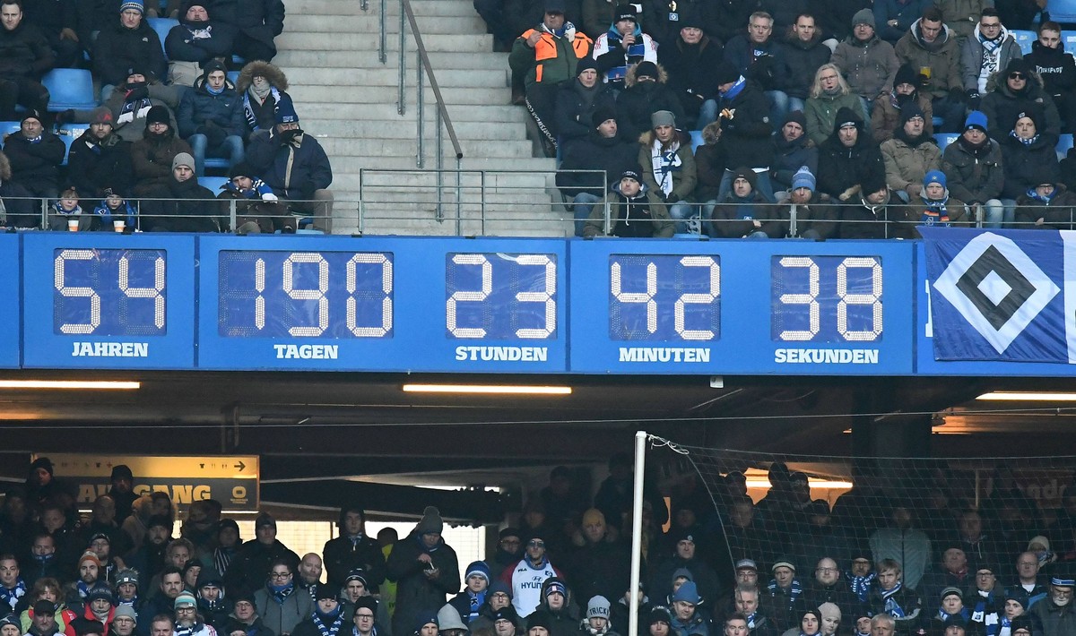 03.03.2018, xfux, Fussball 1.Bundesliga, Hamburger SV - FSV Mainz 05, emspor, v.l. Stadion-Uhr, Stadionuhr, Uhr, Clock, Time, Hamburger SV, HSV, Anzeige, Uhrzeit Hamburg *** 03 03 2018 xfux Soccer 1 B ...