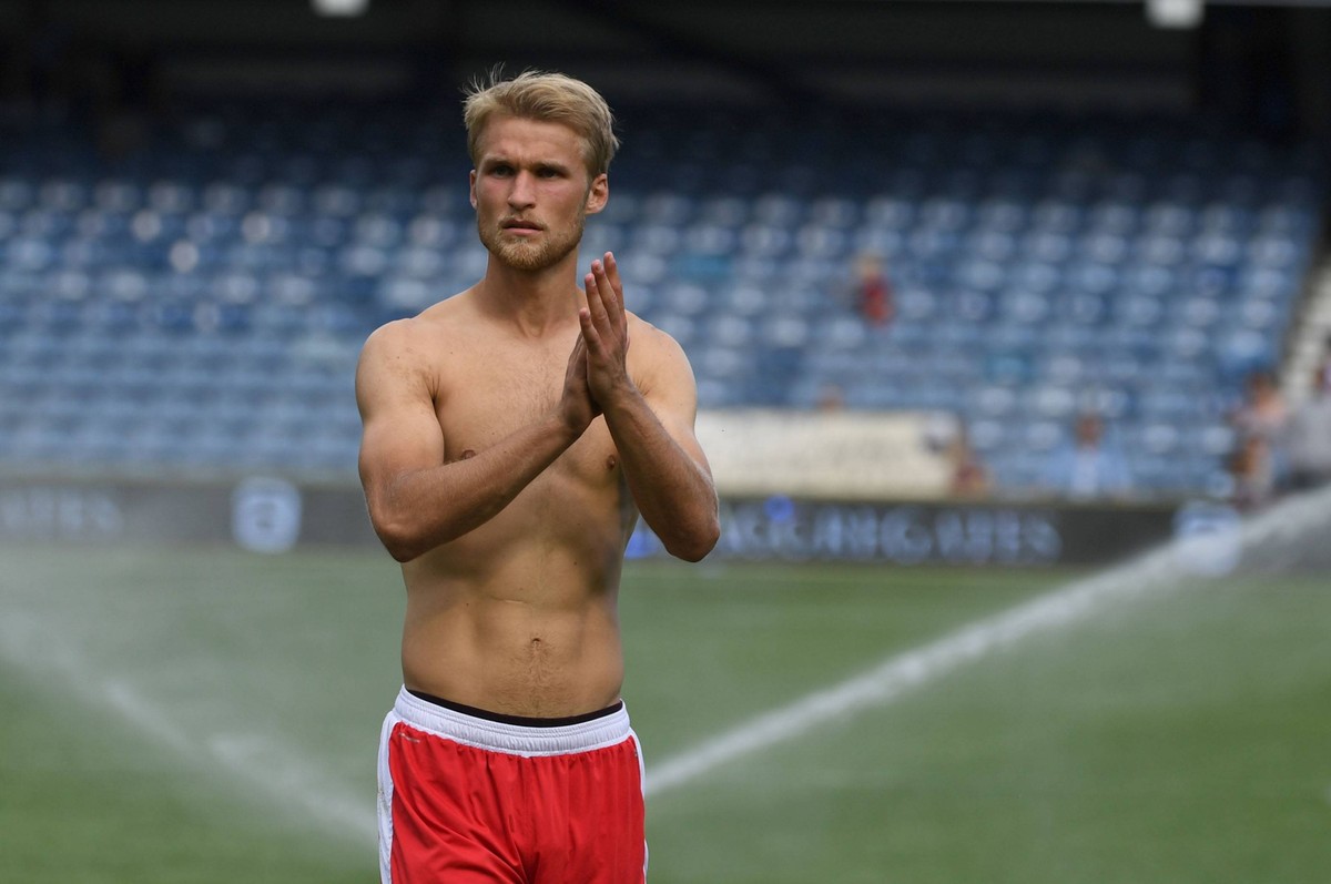 Fussball, Herren, Testspiel, Saison 2018/2019, Queens Park Rangers - 1. FC Union Berlin (3:0), die Spieler von Union nach dem Spel bei den Fans aus Berlin, Sebastian Andersson (1. FC Union) verschenkt ...