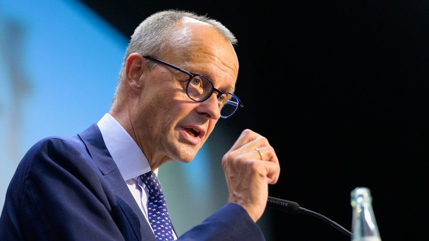 04.10.2022, Niedersachsen, Seevetal: Friedrich Merz, CDU-Bundesvorsitzender, spricht bei einer Wahlkampfveranstaltung der CDU Niedersachsen. Foto: Philipp Schulze/dpa +++ dpa-Bildfunk +++