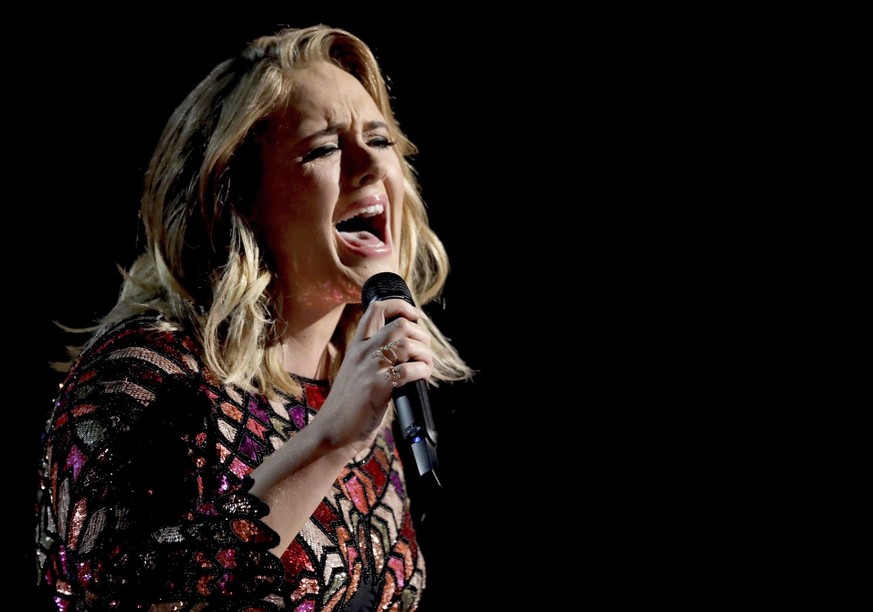 ARCHIV - 13.03.2017, USA, Los Angeles: Die britische S�ngerin Adele singt das Lied �Hello� bei der 59. Verleihung der Grammy Awards. Adele freut sich nach eigenen Worten auf den Start ihrer Konzertrei ...