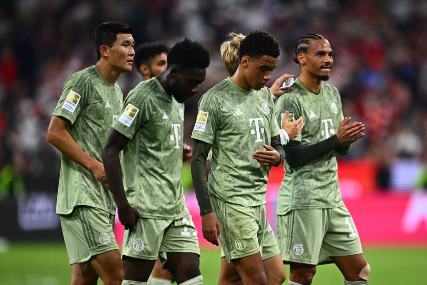 15.09.2023, Bayern, München: Fußball: Bundesliga, Bayern München - Bayer Leverkusen, 4. Spieltag, Allianz Arena. Münchens Min-Jae Kim(l-r), Münchens Alphonso Davies, Münchens Jamal Musiala und München ...