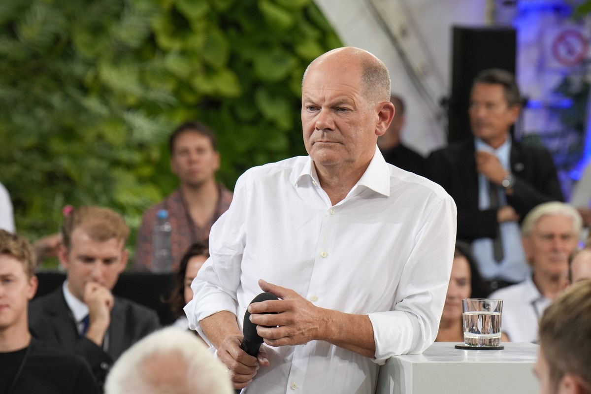 Bundeskanzler Olaf Scholz in der ufa-Fabrik beim Kanzlergespr�ch mit B�rgern Bundeskanzler Olaf Scholz in der ufa-Fabrik beim Kanzlergespr�ch mit B�rgern Berlin Berlin GER *** Federal Chancellor Olaf ...