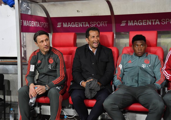 David Alaba (r.) und Sportdirektor Hasan Saliahmidzic mit dem ehemaligen Bayern-Coach Nico Kovac.