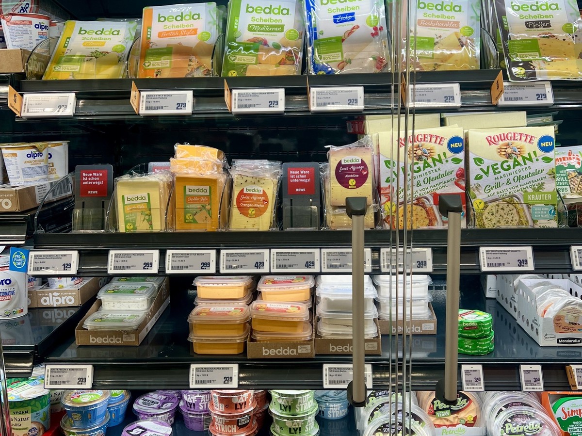 Vegane Käseauswahl im REWE voll pflanzlich