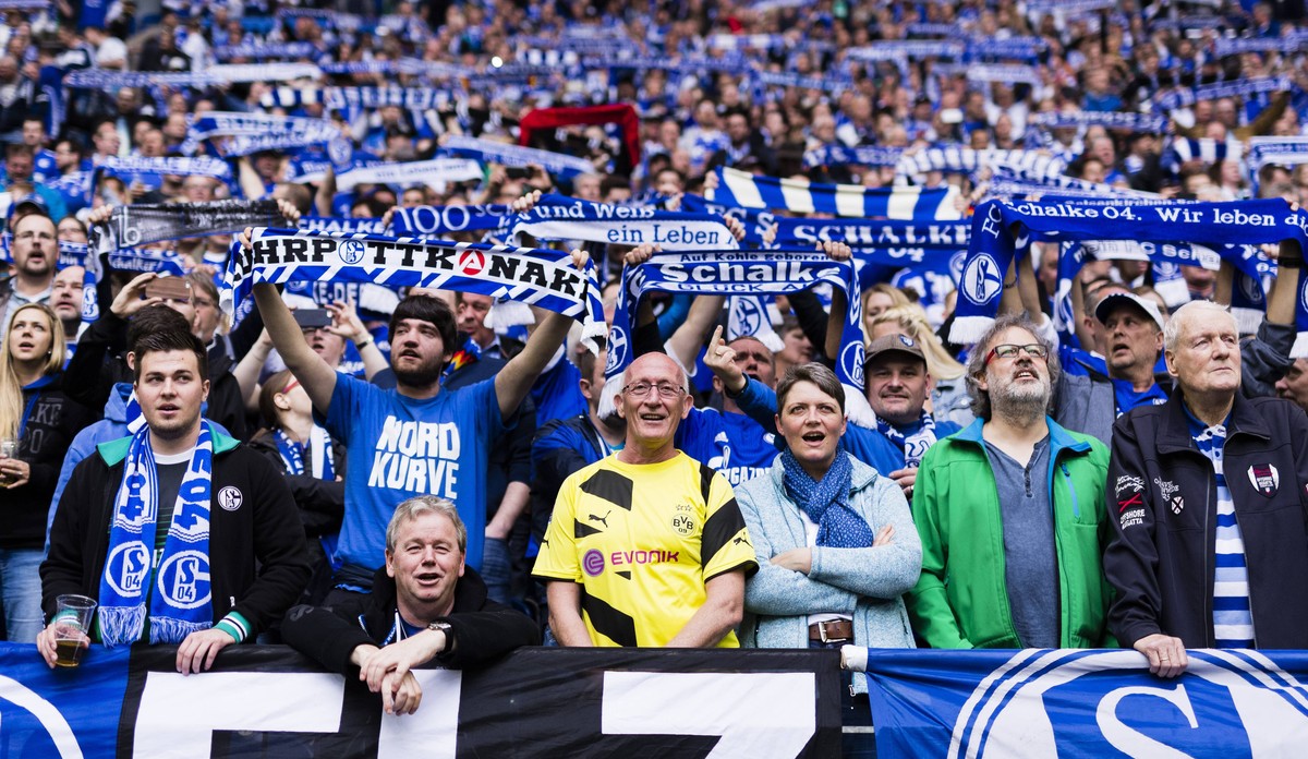 Gelsenkirchen, 01.04.2017 BvB Fan unter Schalkern FC Schalke 04 - Borussia Dortmund
Gelsenkirchen 01 04 2017 Borussia supporter under Sound core FC Schalke 04 Borussia Dortmund