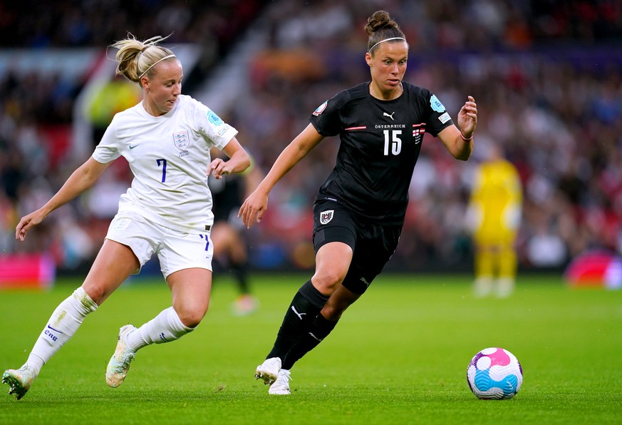 06.07.2022, Gro�britannien, Manchester: Fu�ball, Frauen: EM, England - �sterreich, Vorrunde, Gruppe A, 1. Spieltag: Beth Mead (l) aus England gegen Nicole Billa aus �sterreich. Foto: Nick Potts/PA Wir ...