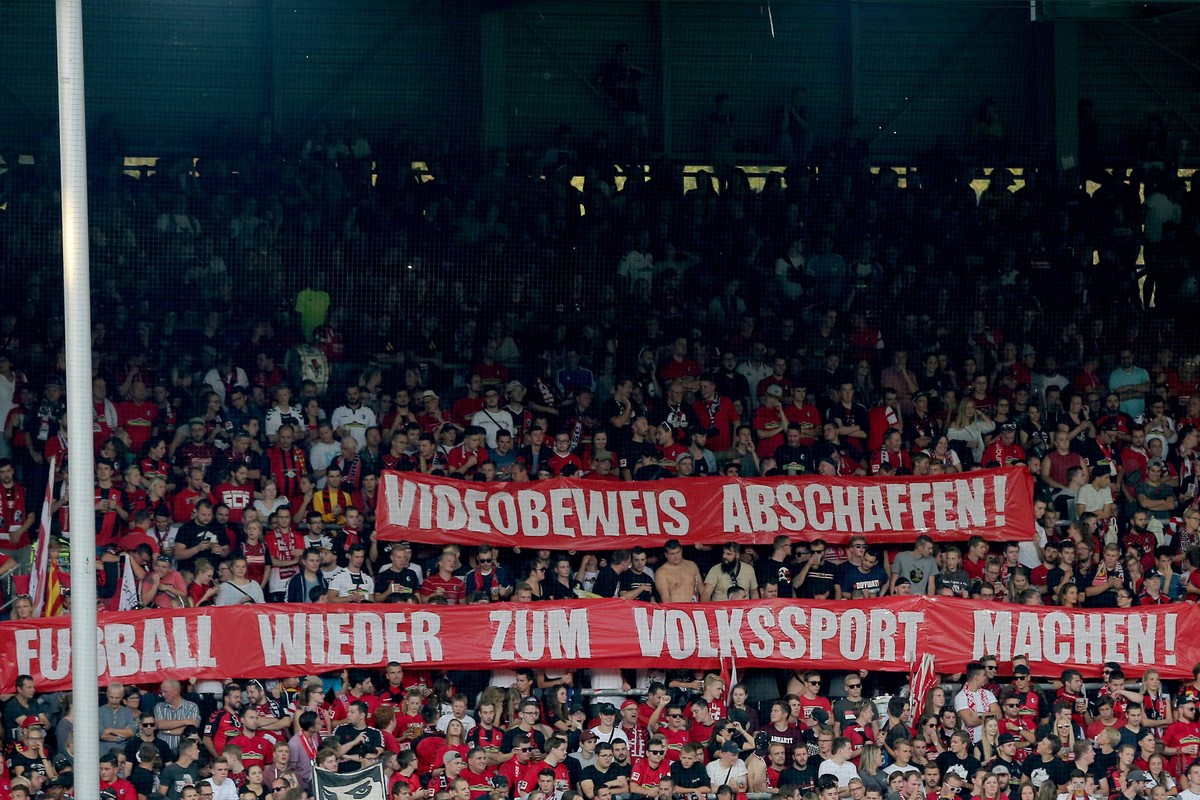 SC Freiburg Fans mit Banner, Protest gegen den Videobeweis, SC Freiburg vs. VfB Stuttgart, DFL regulations prohibit any use of photographs as image sequences and/or quasi-video: Langer / Eibner-Presse ...