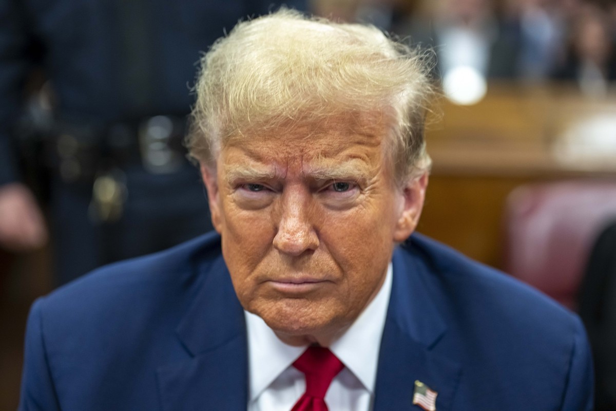 ARCHIV - 25.04.2024, USA, New York: Der ehemalige US-Präsident Donald Trump sitzt im Strafgericht von Manhattan in New York. (zu dpa: «Trump will Gewaltausbruch bei Wahlniederlage nicht ausschließen») ...