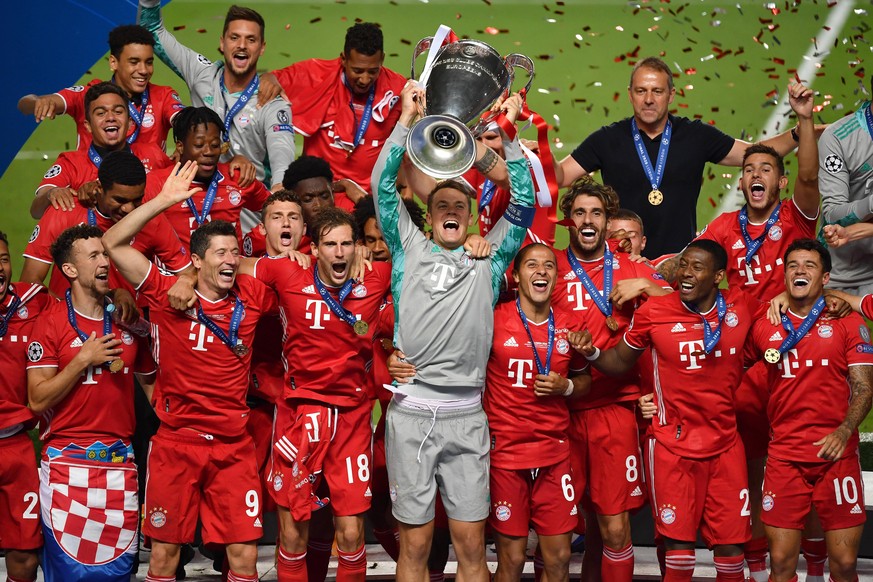 Fussball Champions League/ Finale/ Paris St. Germain - Bayern Muenchen 0-1 Teamfoto,Team,Mannschaft,Mannschaftsfoto, Manuel NEUER Torwart Bayern Muenchen mit Cup,Pokal,Trophaee,trophy, Jubel,Freude,Be ...