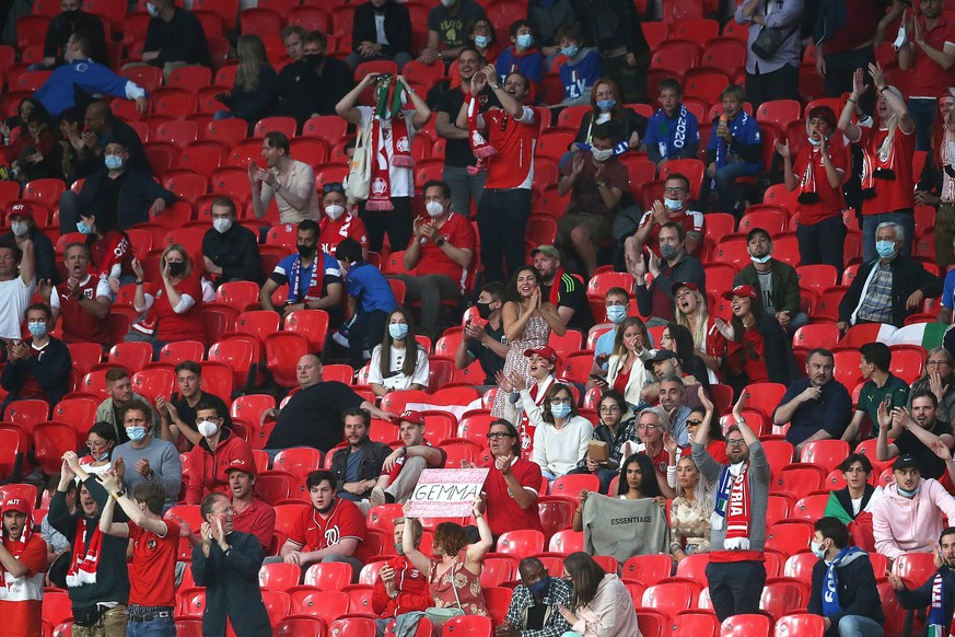 Italy v Austria UEFA EURO, EM, Europameisterschaft,Fussball 2020 Austrian fans during the UEFA Euro 2020 last 16 match at Wembley Stadium, London PUBLICATIONxNOTxINxUKxCHN Copyright: xPaulxChestertonx ...