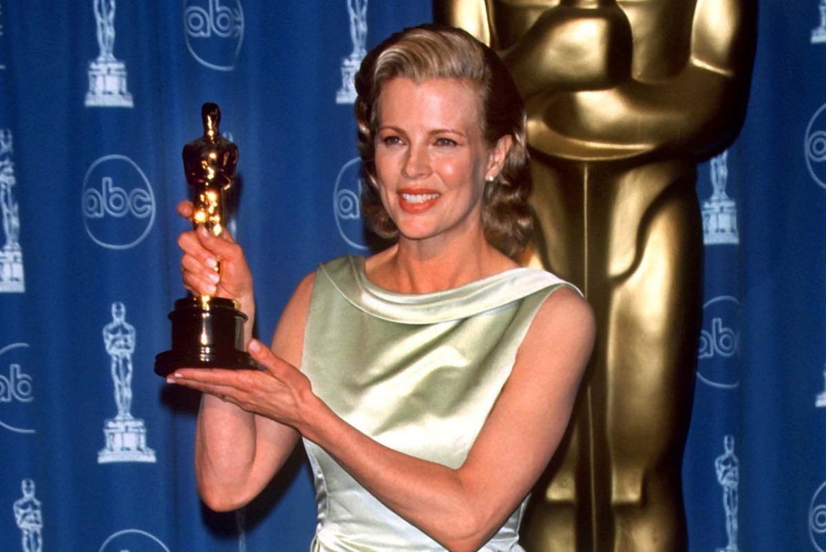 ARCHIV - 23.03.1998, USA, Los Angeles: US-Schauspielerin Kim Basinger zeigt im Anschluss an die Oscar-Verleihung ihren Preis als Beste Nebendarstellerin (&quot;L.A. Confidential&quot;). Am 08.12.2023  ...