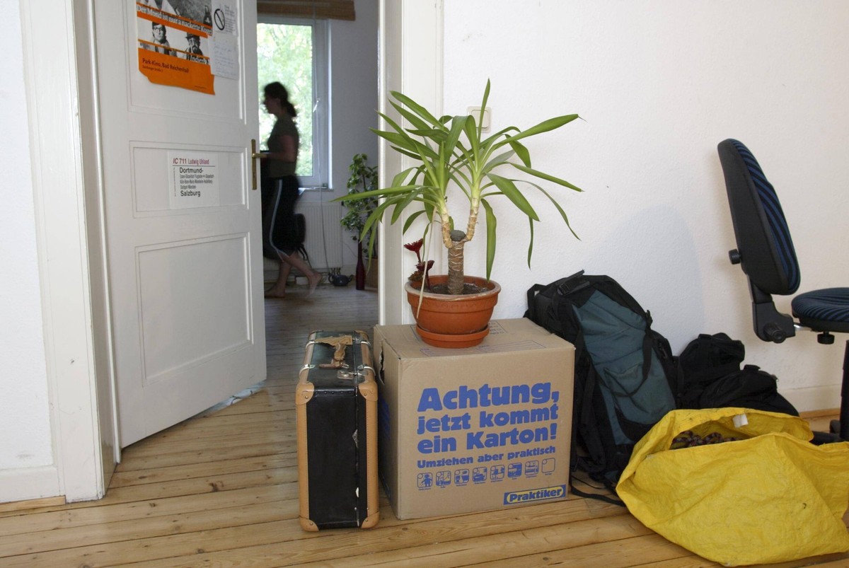 28.04.2004, Trier, Rheinland-Pfalz, DEU - Umzug - Studentin Judith zieht aus ihrem Zimmer in einer Studenten-WG aus. Mensch, junge, Frau, Wohnungswechsel, Moebel, Kiste, Karton, Umzugskarton, Umzugski ...